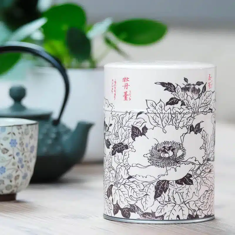 Boîte à thé artisanale dans un intérieur raffiné