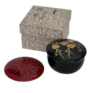 Black lacquered Natsume tea caddy with 2 lids