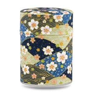 Boîte à thé artisanale Mihama 100 g, recouverte de papier washi bleu et vert kaki orné de fleurs blanches de sakura et éventails stylisés, couvercle décoré.