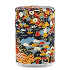 Boîte à thé artisanale Sanuki 100 g, recouverte de papier washi multicolore aux fleurs et nuages stylisés, couvercle assorti décoré.