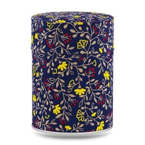 Boîte à thé artisanale Imabari 100 g, recouverte de papier washi bleu nuit aux motifs de fleurs jaunes et baies rouges, couvercle assorti décoré.