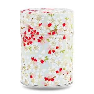 Boîte à thé artisanale Yanai 100 g, recouverte de papier washi bleu pâle décoré de fleurs blanches et touches rouges, couvercle assorti décoré.