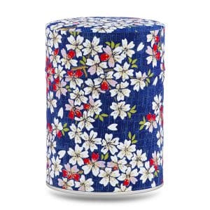 Boîte à thé artisanale Kawazu 100 g, recouverte de papier washi bleu nuit décoré de fleurs de cerisier blanches et petites touches rouges, couvercle assorti décoré.