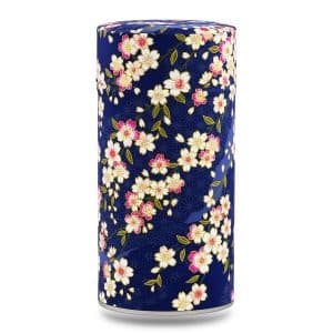 boîte à thé traditionnelle Soshino 150 g washi bleu nuit motif sakura blancs et roses, couvercle décoré