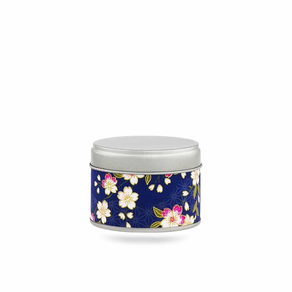 boîte à thé Soshino 20 g voyage washi bleu nuit motif sakura blancs et roses, couvercle argenté